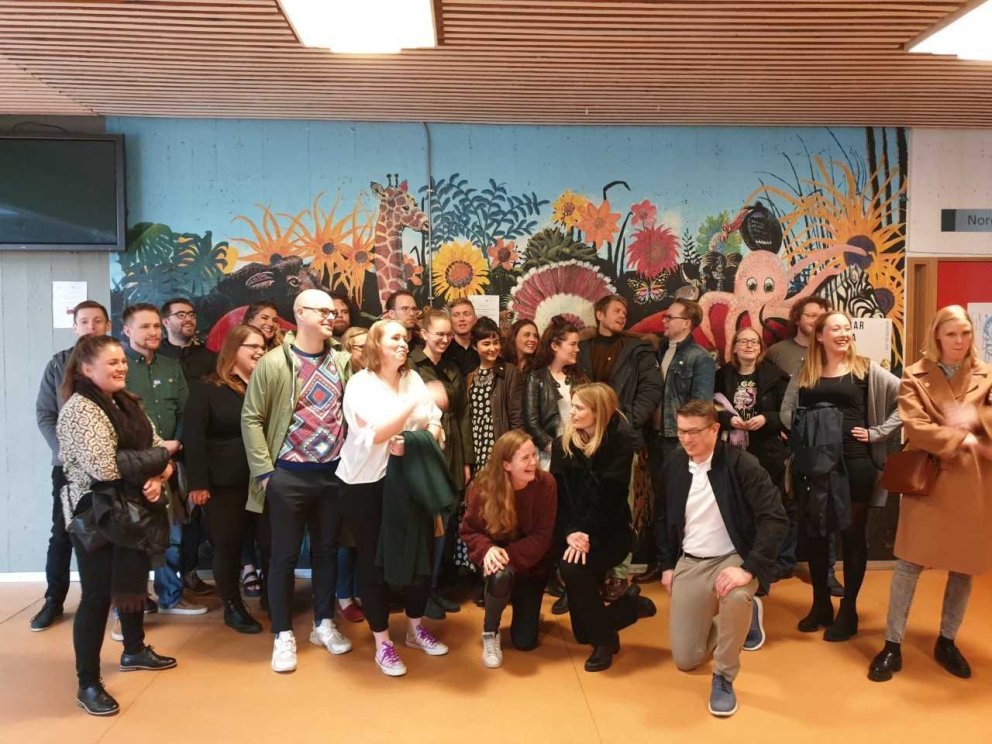 Gaman þegar 10 ára stúdentar heimsóttu skólann í maí 2019 og stilltu sér upp við listaverkið hjá Nor…