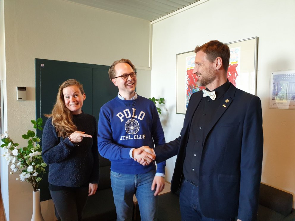 Gríma Kristjánsdóttir og Kristinn Árni L. Hróbjartsson afhentu Steini loforð um peningagjöf í Beneve…