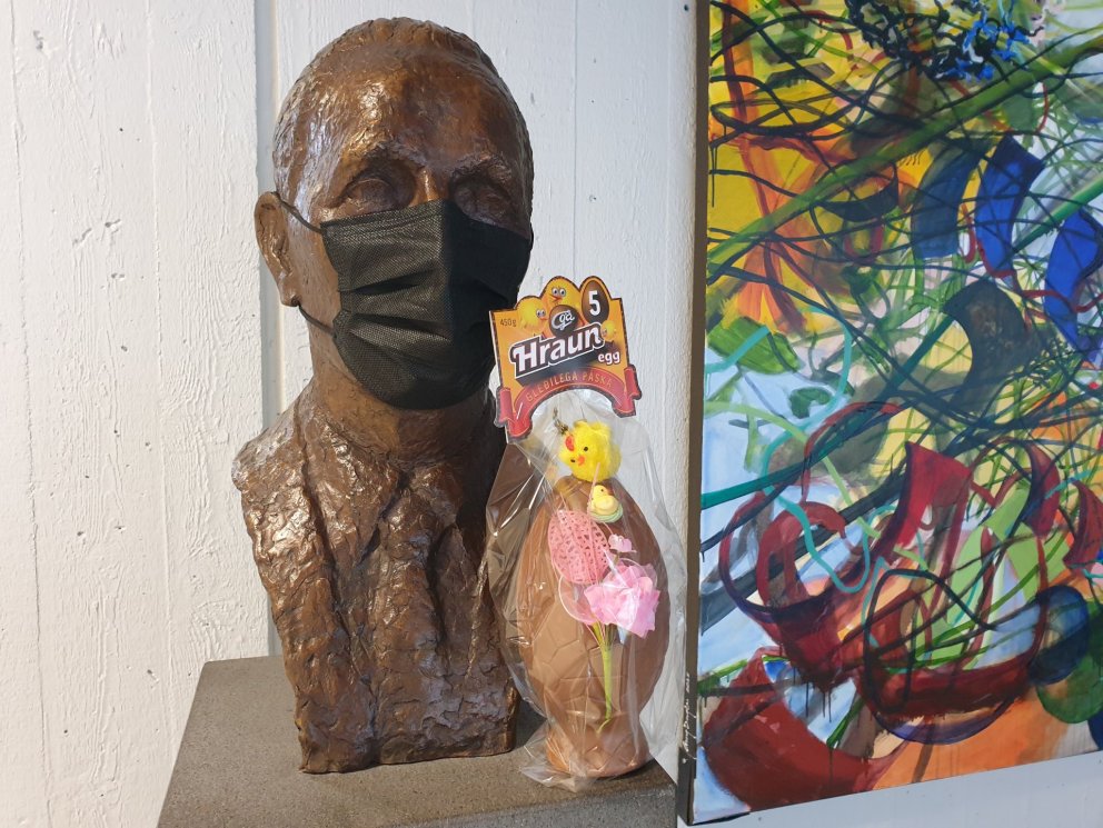 Staðalbúnaður þessa páska er gríma og páskaegg