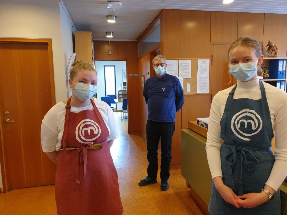 Þórunn Arna og Ásta stefna hátt í matreiðslunni og Pálmi áfangstjóri stendur með þeim í því.