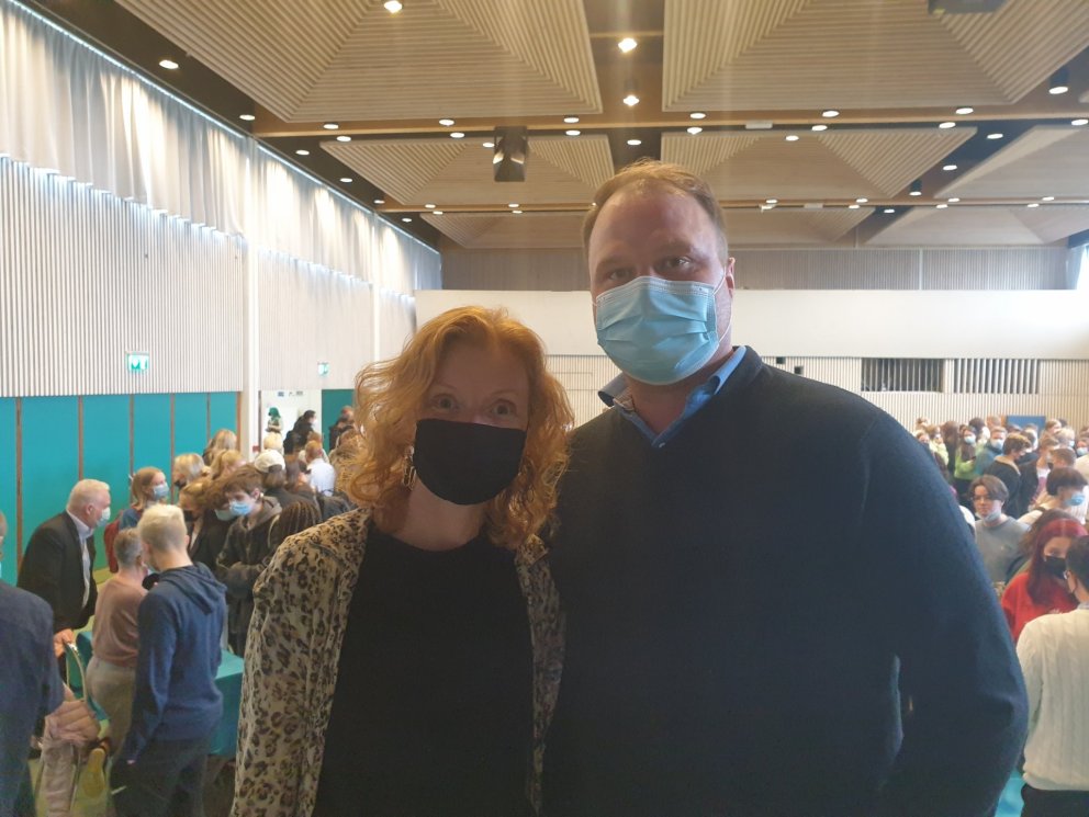 Kosningastjórarnir Karen og Björn voru hæstánægð með kynningu stjórnmálaflokkanna.