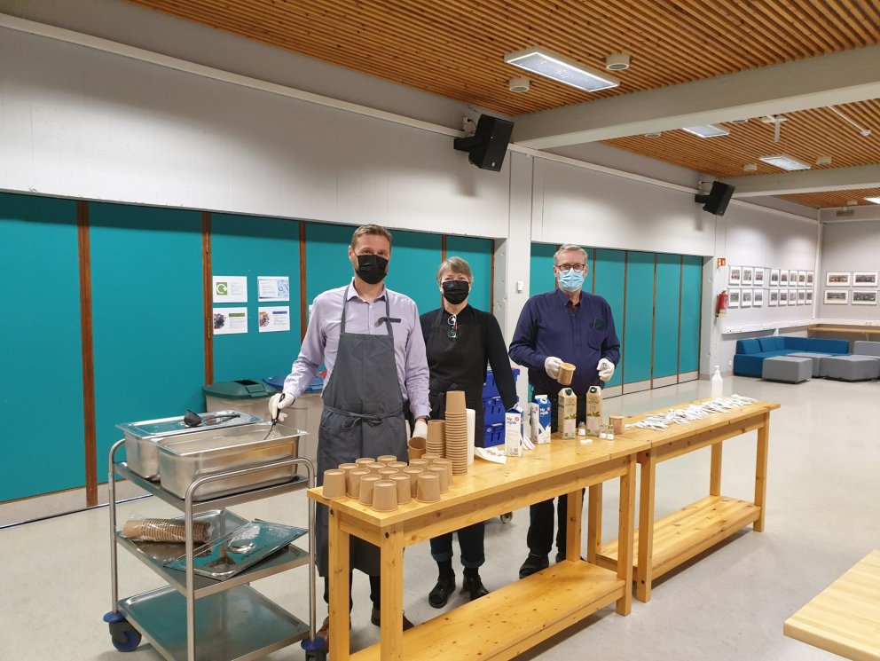 Í morgun voru það Steinn, Helga og Pálmi sem buðu upp á hafragrautinn sem Berglind var búin að búa t…