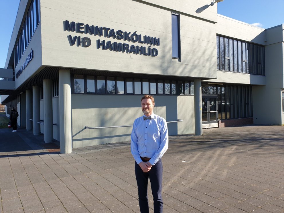Steinn Jóhannsson rektor MH tekur á móti ykkur í MH í dag með MH slaufuna sína.