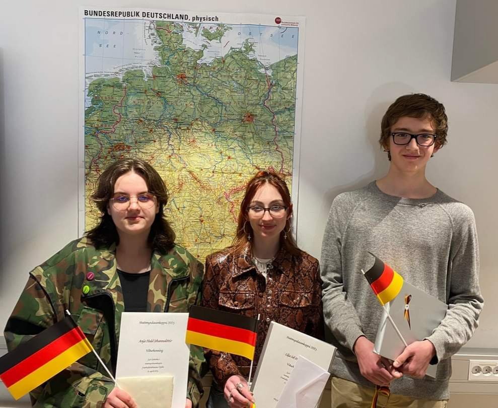 Anja, Lilja og Guðmundur mættu til að taka á móti verðlaunum