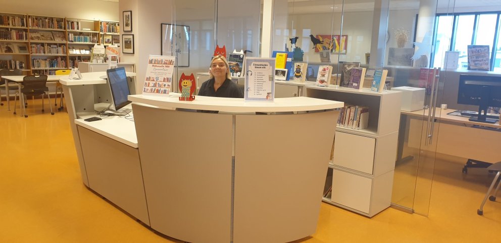 Á dögunum var sett upp nýtt afgreiðsluborð á bókasafninu og setur það nýjan blæ á safnið.