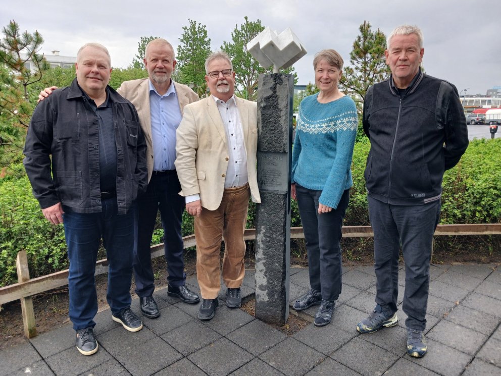 Nokkrir af fulltrúum árgangsins hittust af þessu tilefni og stilltu sér upp við Vegvísi. 
Birgir Gu&hellip;