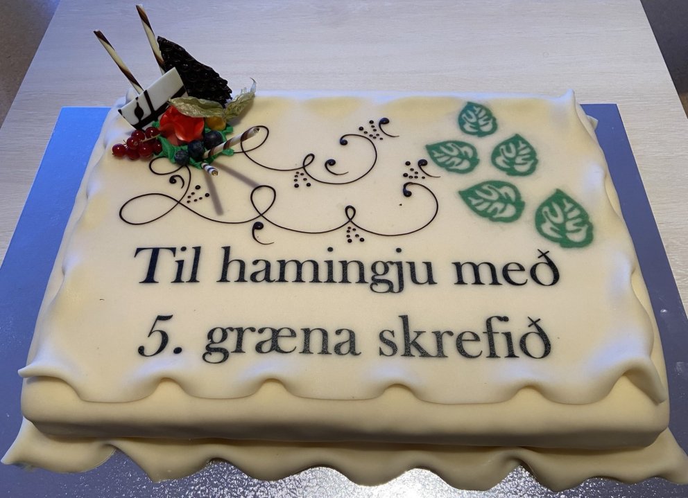 Fimm skrefum fagnað með veglegri köku.