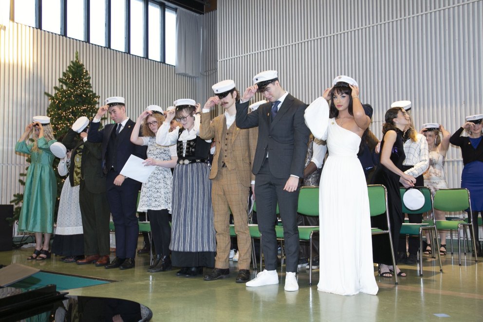 Húfurnar settar upp á síðustu jólaútskrift - jól 2022