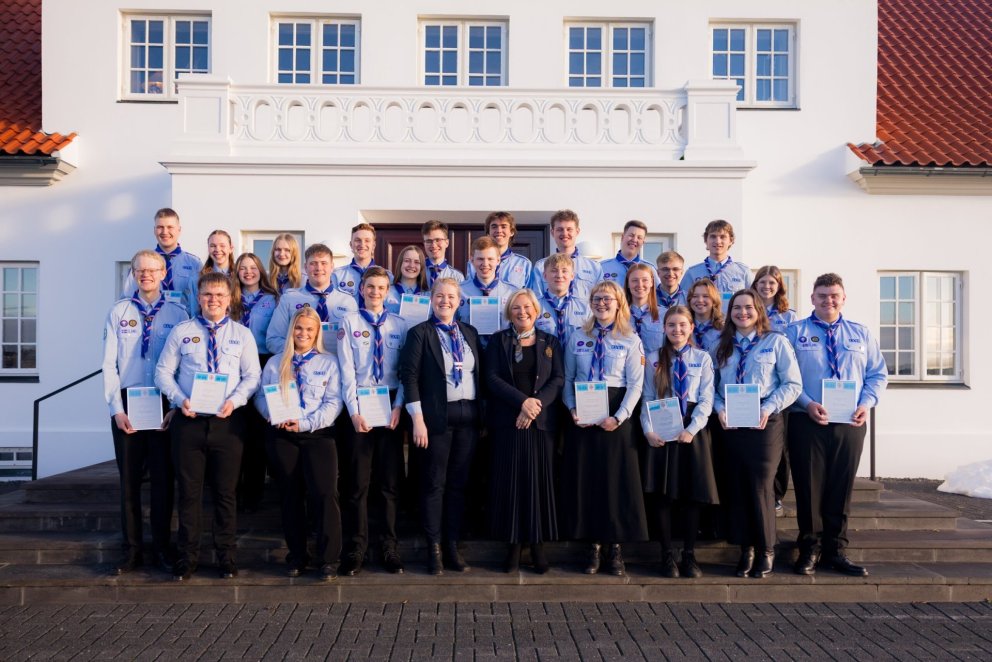Skátarnir sem hlutu forsetamerkið, ásamt Hörpu Ósk Valgeirsdóttur skátahöfðingja og MH-ingi, og frú …