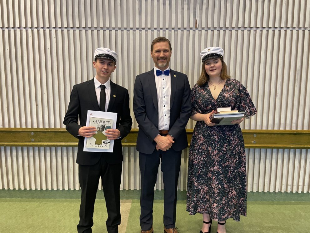 Rektor skólans ásamt Jakobi Bjarna Ingasyni dúx skólans og Helgu Þórdísi Benediktsdóttur semidúx