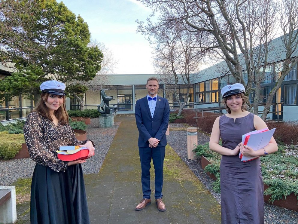 Hekla Martinsdóttir Kollmar (t.h.) dúx og Ragnheiður M. Benediktsdóttir (t.v.) semidúx ásamt rektor …