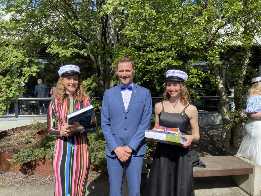 Mynd af semidúx (Lóa hægra megin) og dúx (Iðunn Björg) með rektor.