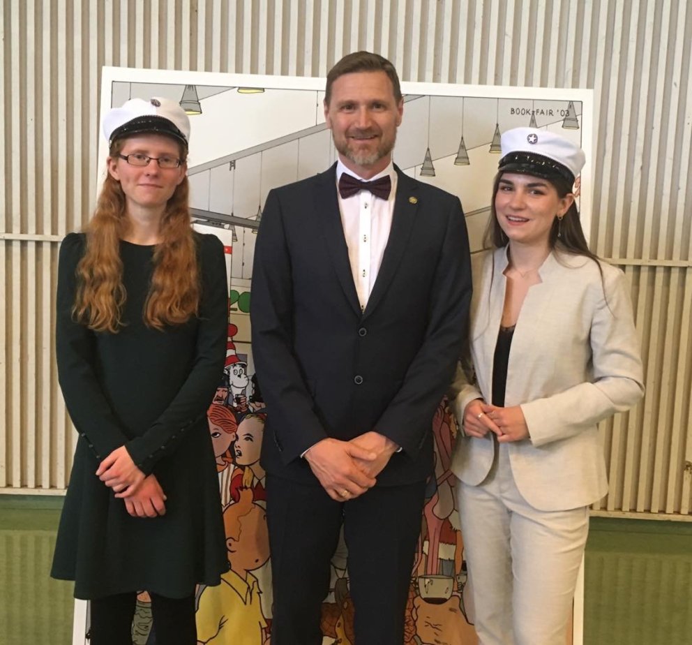 Guðrún Sunna Jónsdóttir dúx skólans, rektor og semidúxinn Eyja Camille P Bonthonneau.
