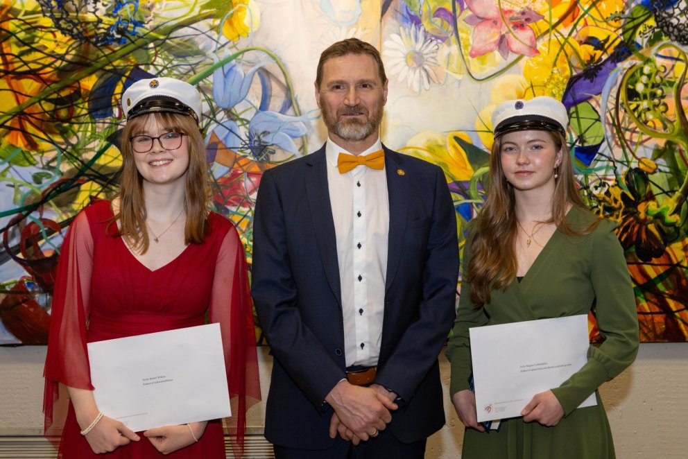 Heiða Rachel Wilkins dúx (til vinstri), Steinn rektor og Eydís Magnea Friðriksdóttir semidúx.