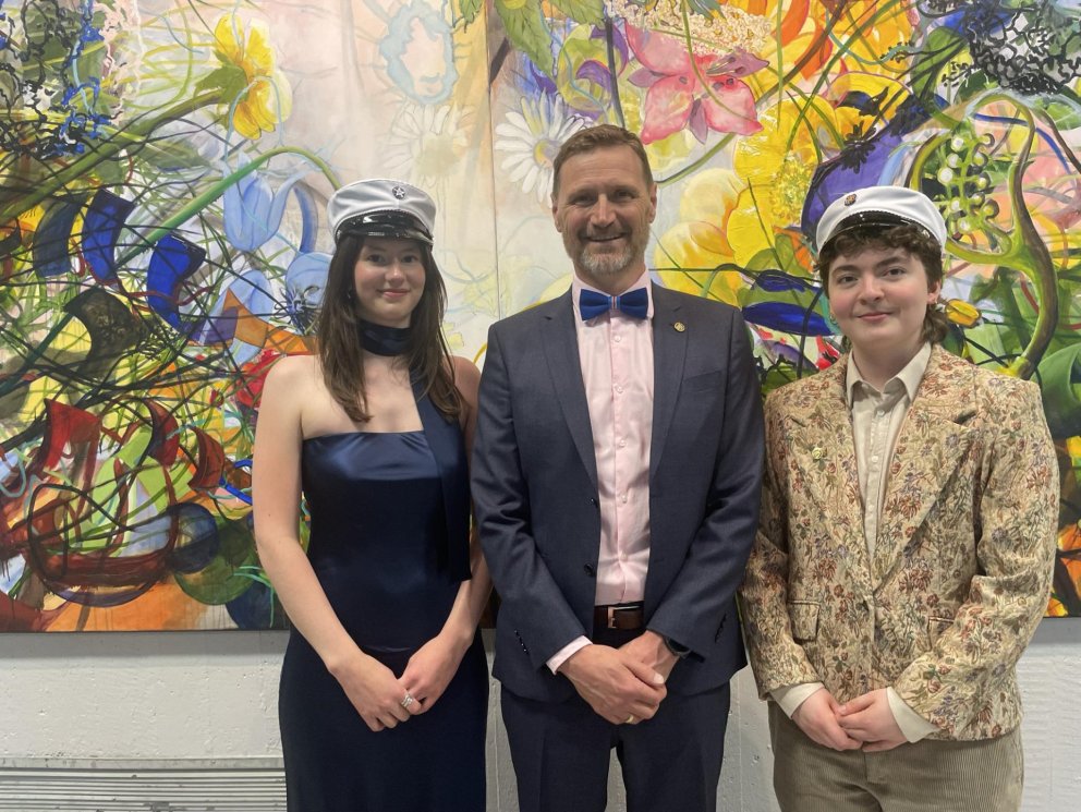 Rektor með dúx og semidúx skólans á brautskráningu 24. maí