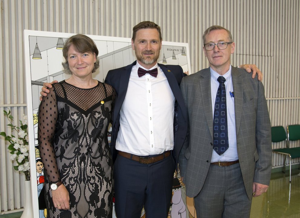 Við Helga , Steinn og Pálmi bíðum spennt eftir ykkur.  ( Múmínpabbi er á bakvakt í listaverki eftir …