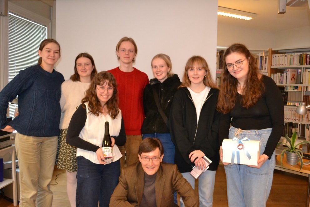 Meðfylgjandi mynd er af öllum vinningshöfum ásamt franska sendiherranum á Íslandi, Graham Paul sem a…