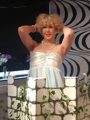 Leikendur brugðu sér í hin ýmsu hlutverk og hér má sjá hvernig Júlía birtist gestunum.