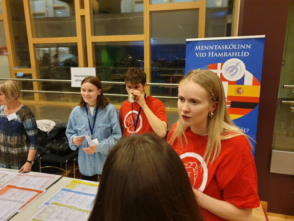 MH heimsækir Sæmundarskóla