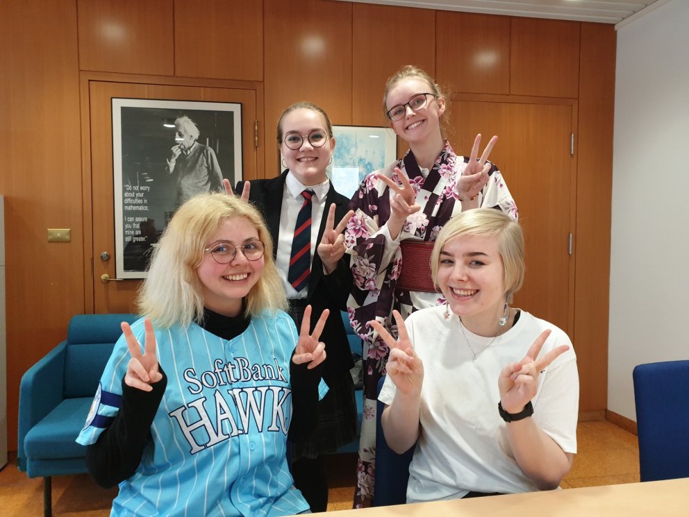 Albert Einstein er hugsi yfir hugmyndinni um ferðaáfanga sem Ignacia Marey Garcia, Birgitta Sveinsdó…