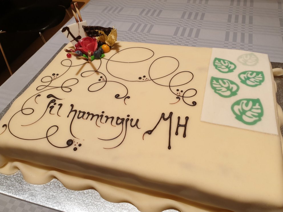 Starfsfólki var boðið upp á köku í tilefni af 4. Græna skrefinu.