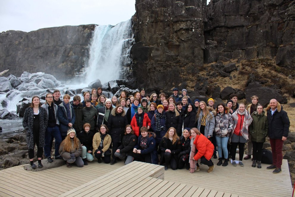Kórinn,ásamt Hreiðar Inga kórstjóra, gaf sér tíma til að stilla sér upp við Öxarárfoss á Þingvöllum …