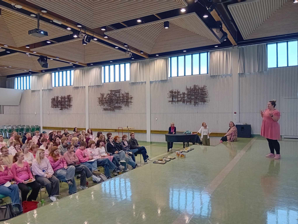 MH-ingar klæddust bleiku þennan dag til að sýna samhug og samstöðu vegna fráfalls nemanda í Versluna…