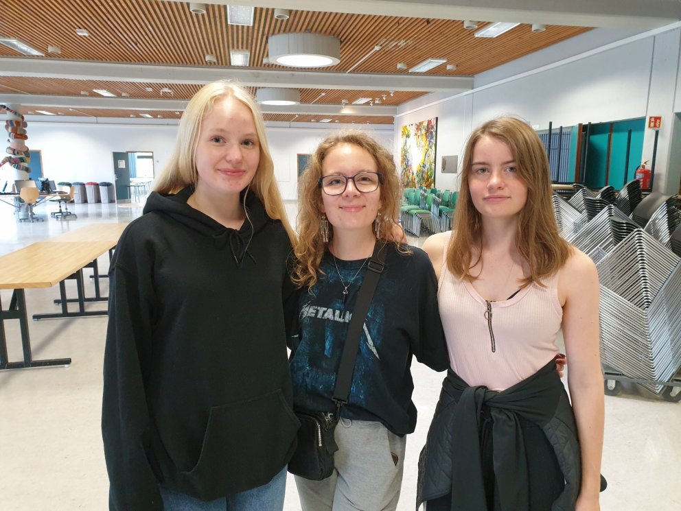 Vigdís Björg, Ísold Klara og Halla Sól eru mættar í MH. Í augnablik gleymdum við 1m reglunni en við …