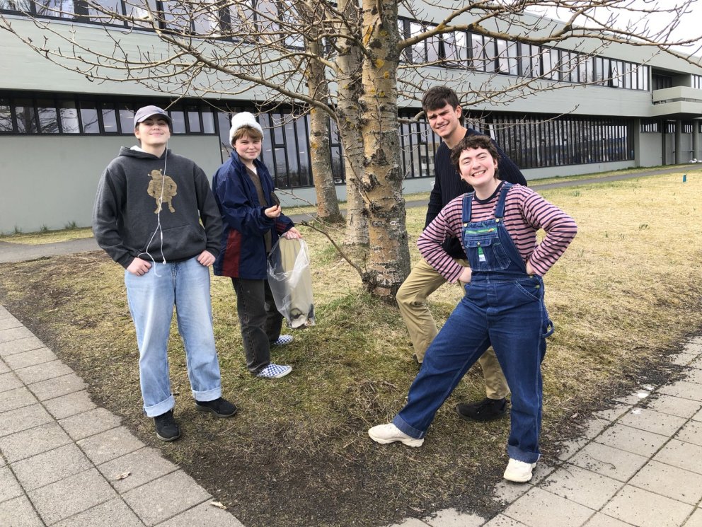 Nemendur plokkuðu rusl af kappi á lóð MH