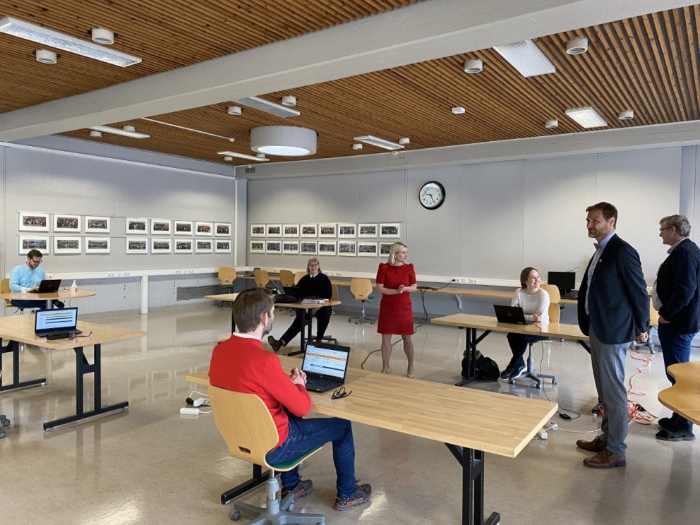 Fyrir miðju er Lilja Dögg og með henni á myndinni eru Guðmundur prófstjóri, Atli, Sigurborg og Sigrí…