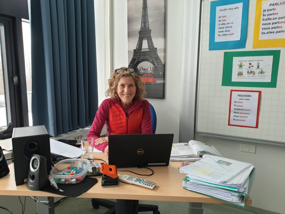 Sigurbjörg Eðvarðsdóttir í frönskutíma með nemendur í tölvunni