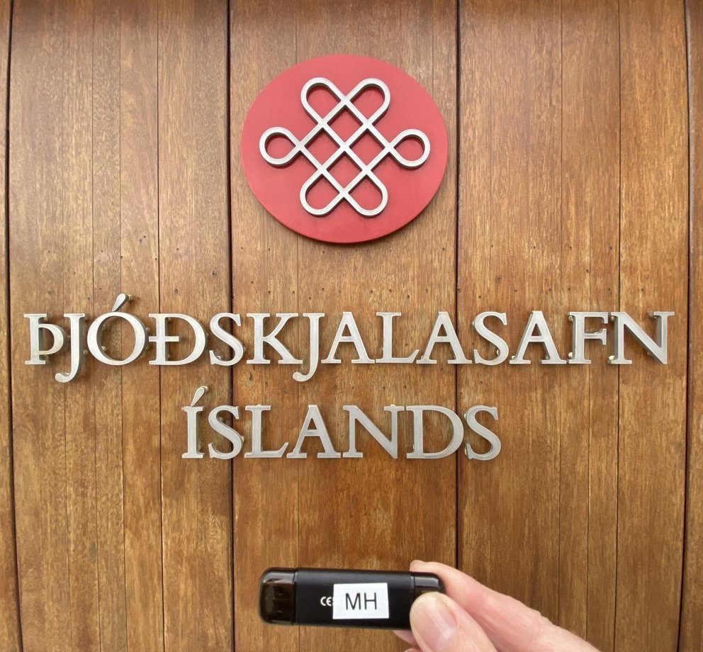 Vörsluútgáfa skjala MH rúmaðist á þessum minnislykli sem Þjóðskjalasafn tók við fyrir stuttu.