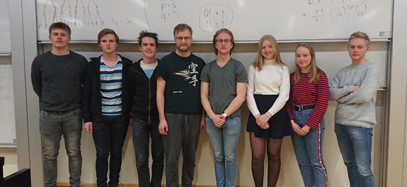 Tómas Ingi sem varð í 1.-3. sæti, er þriðji frá vinstri.  Hann er hér í hópi nemenda úr öðrum skólum…