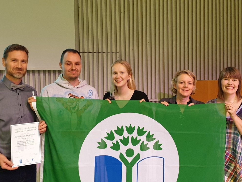 Steinn, Pétur, Sunna, Íris og Sigurlaug stolt með fánann