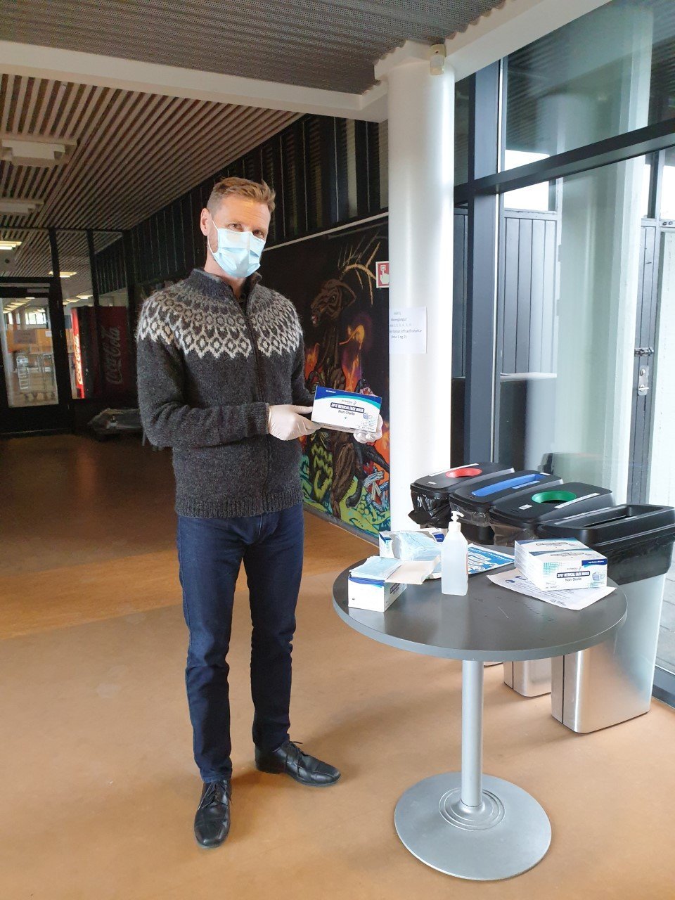 Steinn rektor tekur á móti nemendum og afhendir grímur.