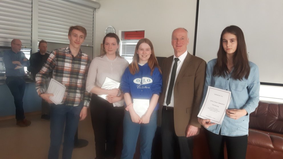 Við erum stolt af þessum nemendum og myndin sýnir verðlaunahafana ásamt þýska sendiherranum, Herbert…