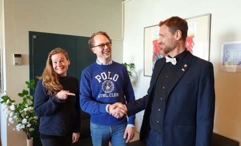 Gríma Kristjánsdóttir og Kristinn Árni L. Hróbjartsson afhentu Steini loforð um peningagjöf í Beneve…