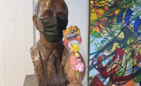 Staðalbúnaður þessa páska er gríma og páskaegg