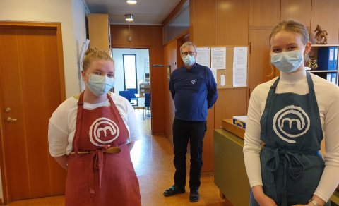 Þórunn Arna og Ásta stefna hátt í matreiðslunni og Pálmi áfangstjóri stendur með þeim í því.