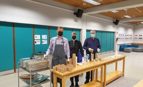 Í morgun voru það Steinn, Helga og Pálmi sem buðu upp á hafragrautinn sem Berglind var búin að búa t…