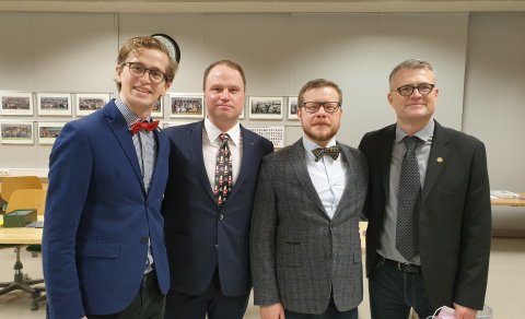 Sögukennarar tóku uppáklæddir á móti nemendum í próf í morgun