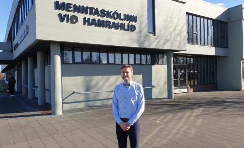 Steinn Jóhannsson rektor MH tekur á móti ykkur í MH í dag með MH slaufuna sína.
