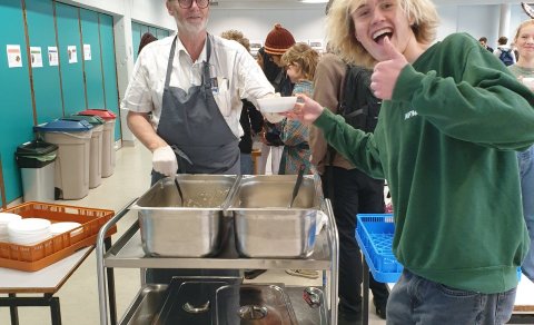 Pálmi áfangastjóri og glaðasti grautarneytandinn