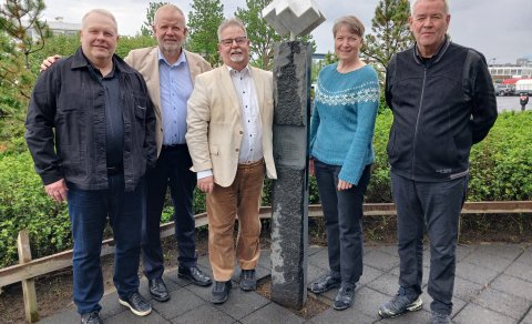Nokkrir af fulltrúum árgangsins hittust af þessu tilefni og stilltu sér upp við Vegvísi. 
Birgir Gu&hellip;