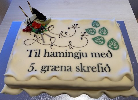 Fimm skrefum fagnað með veglegri köku.