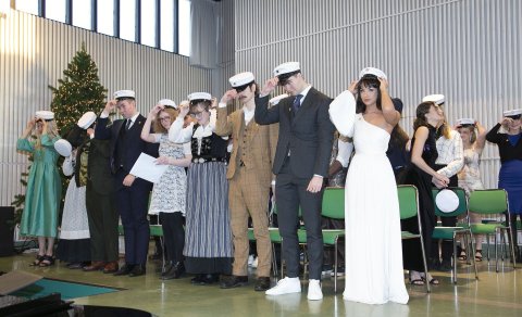 Húfurnar settar upp á síðustu jólaútskrift - jól 2022