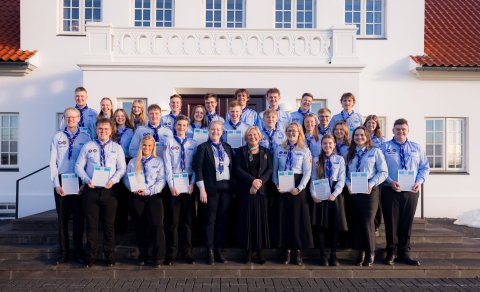 Skátarnir sem hlutu forsetamerkið, ásamt Hörpu Ósk Valgeirsdóttur skátahöfðingja og MH-ingi, og frú …