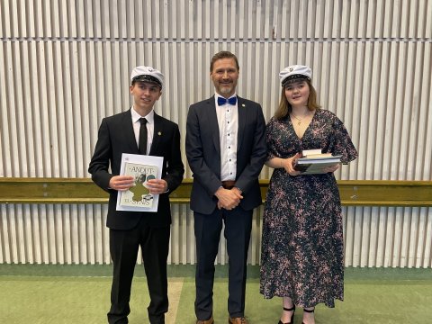 Rektor skólans ásamt Jakobi Bjarna Ingasyni dúx skólans og Helgu Þórdísi Benediktsdóttur semidúx