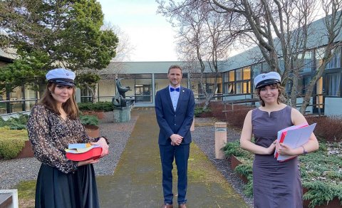 Hekla Martinsdóttir Kollmar (t.h.) dúx og Ragnheiður M. Benediktsdóttir (t.v.) semidúx ásamt rektor …