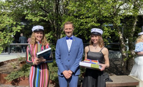 Mynd af semidúx (Lóa hægra megin) og dúx (Iðunn Björg) með rektor.